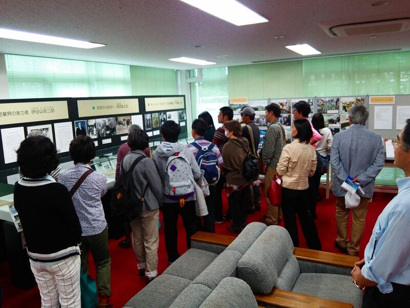 熱心に展示案内に聞き入る参加者