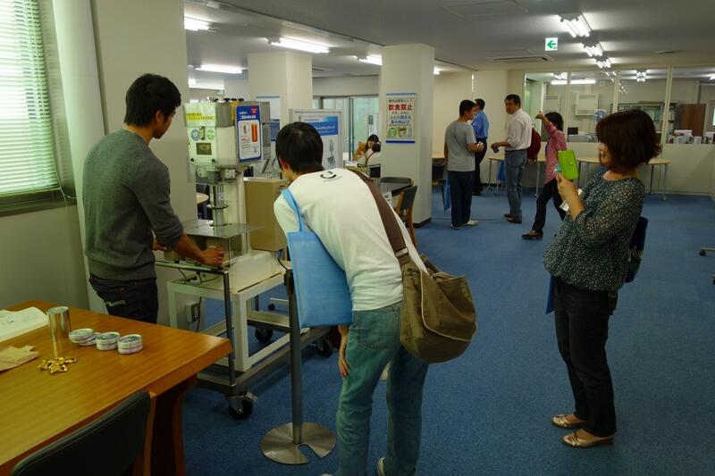 巻締機の動きに注目する参加者
