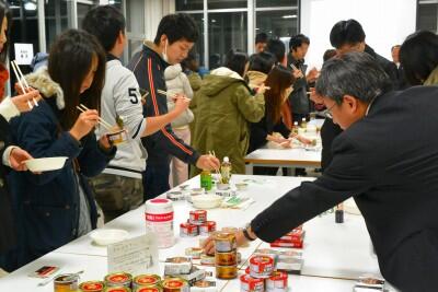各者一斉に試食中